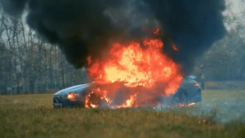 Deluso dalla nuova AMG GT63s e dall'assistenza LE DA FUOCO e ne fa un video; succede in Russia