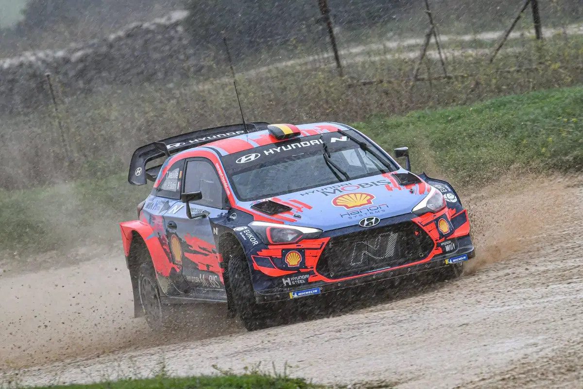 WRC20. Rally Italia Sardegna. Neuville come chauffeur (15)