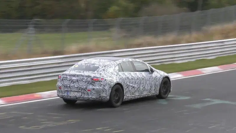 Mercedes EQS al N&uuml;rburgring: la "Classe S elettrica" da 750km di autonomia scalda le batterie