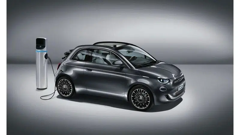 Prezzi da casa e da colonnina: quanto costa "il pieno" della nuova Fiat 500 elettrica [ricarica]