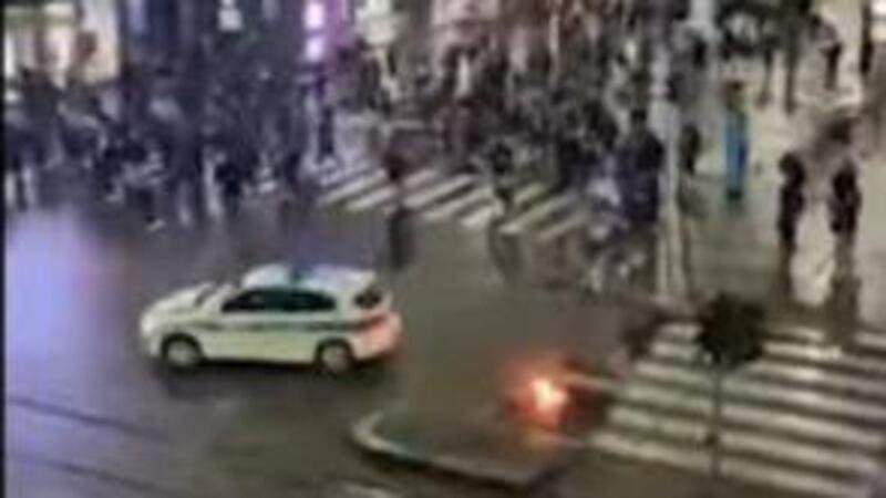 Milano contro il DPCM: sassi e oggetti contro l&rsquo;auto della Polizia Locale[VIDEO]