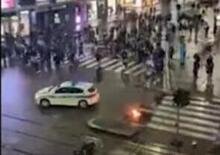 Milano contro il DPCM: sassi e oggetti contro l’auto della Polizia Locale[VIDEO]