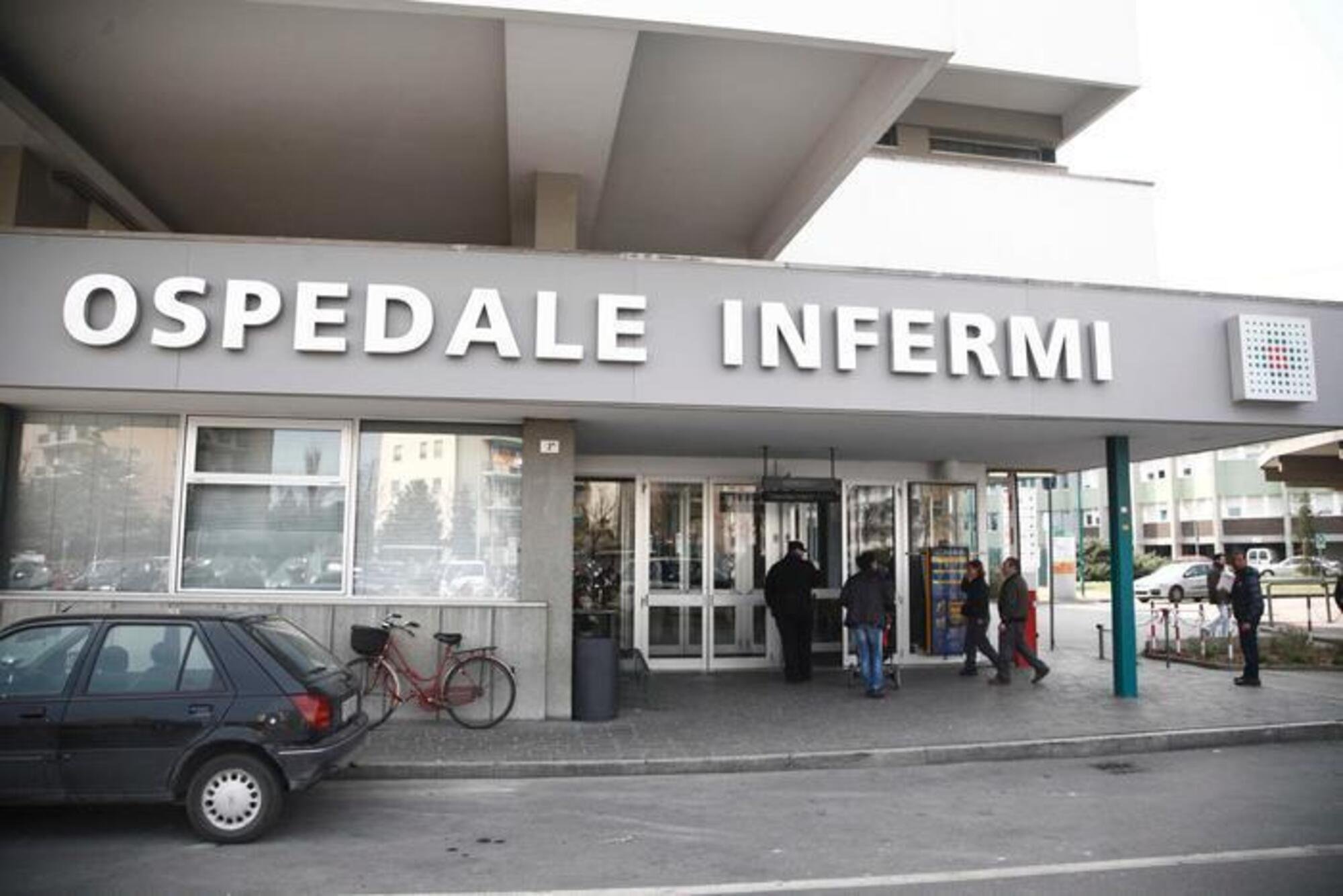 Rimini, i carrozzieri riparano gratis le auto dei medici danneggiate dai vandali