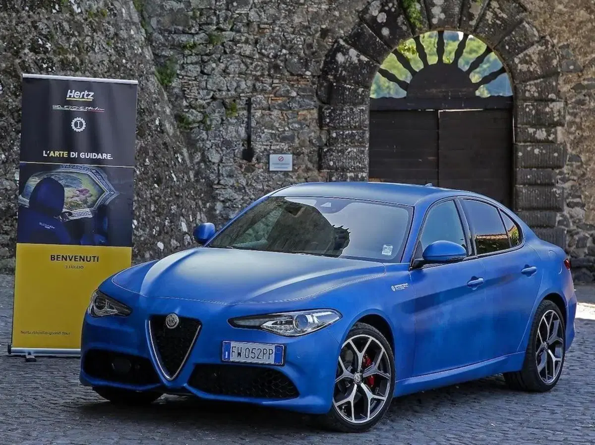 Lapo Elkann si supera: arriva l'Alfa Romeo Giulia con affresco rinascimentale (2)
