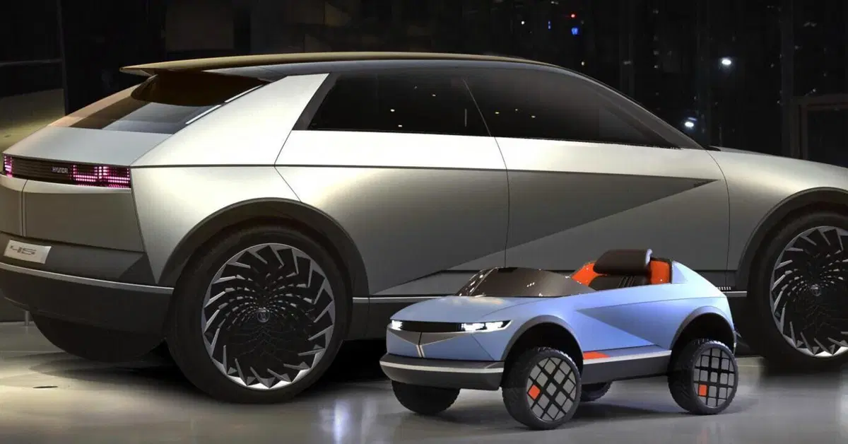 Hyundai presenta l'auto elettrica pi&ugrave; piccola del mondo: 2 motori a 24V e tanto legno [video]