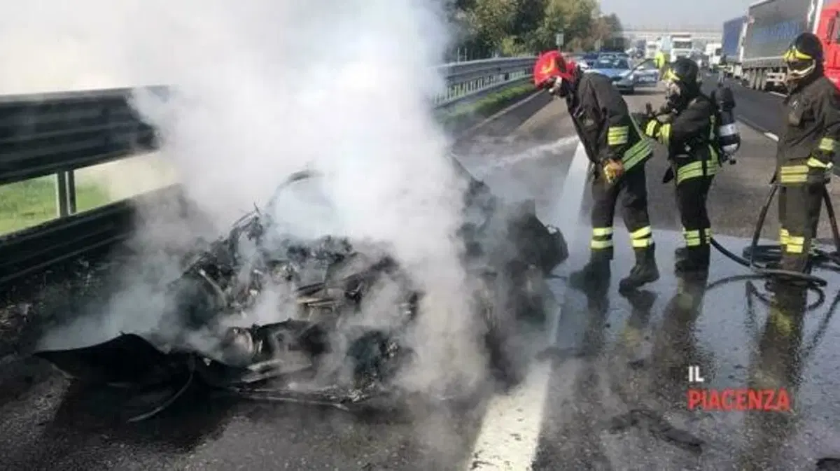 Dallara Stradale in fiamme in A1 tra Piacenza e Fiorenzuola (2)