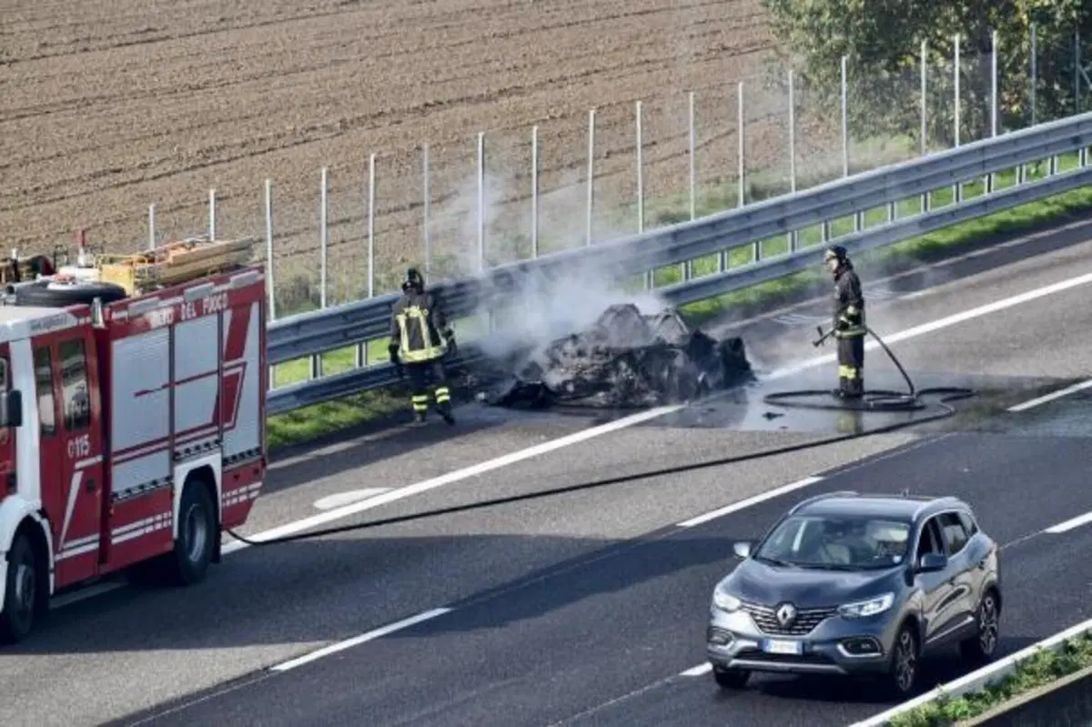 Dallara Stradale in fiamme in A1 tra Piacenza e Fiorenzuola (3)