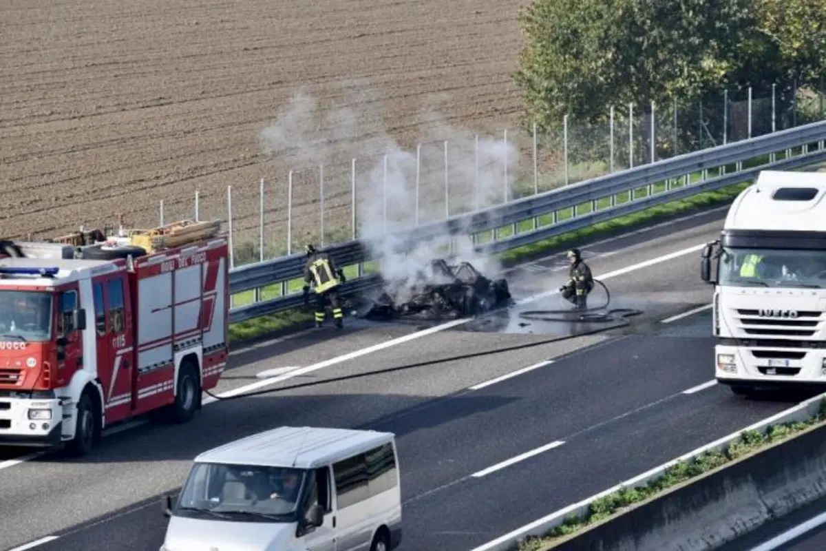 Dallara Stradale in fiamme in A1 tra Piacenza e Fiorenzuola (4)