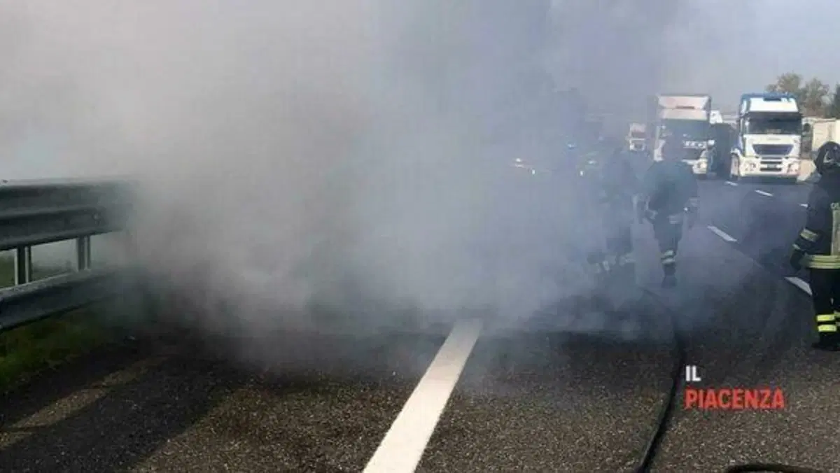 Dallara Stradale in fiamme in A1 tra Piacenza e Fiorenzuola (5)