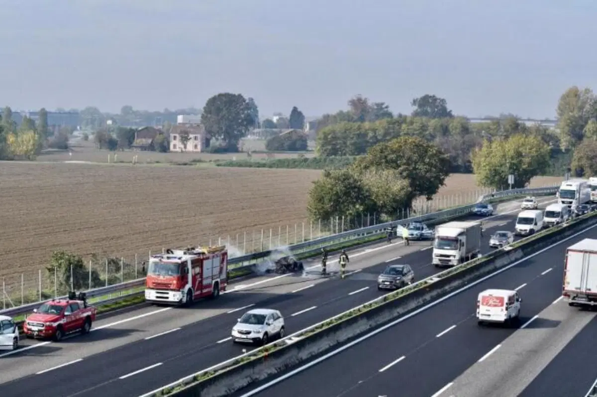 Dallara Stradale in fiamme in A1 tra Piacenza e Fiorenzuola (6)