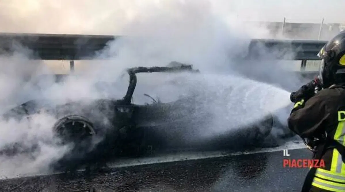 Dallara Stradale in fiamme in A1 tra Piacenza e Fiorenzuola (7)