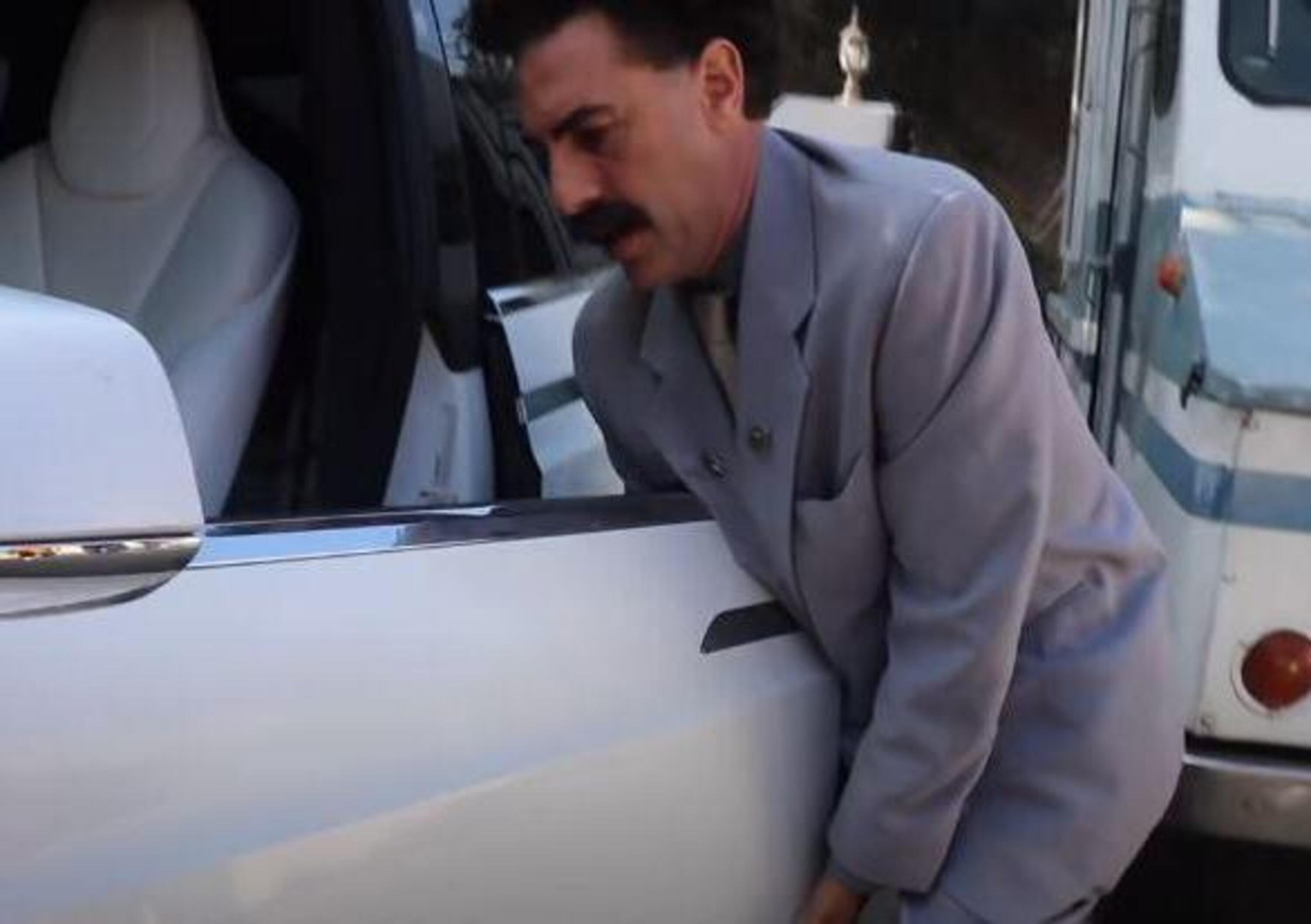 Borat &egrave; tornato: per promuovere il film distrugge una Tesla con un camion della posta