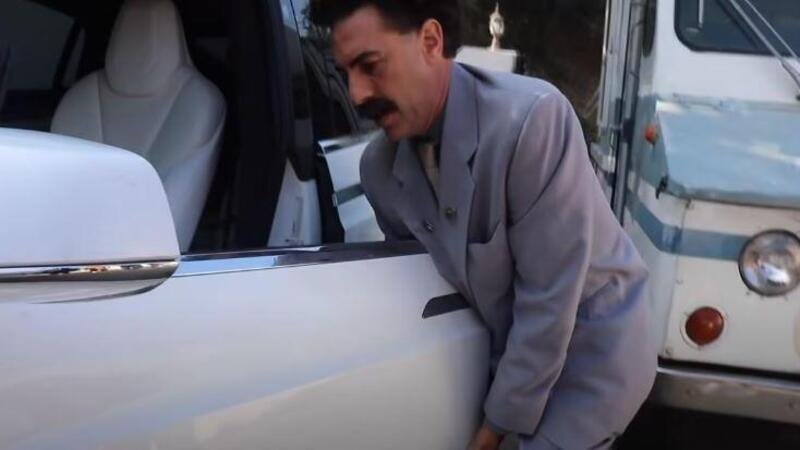 Borat &egrave; tornato: per promuovere il film distrugge una Tesla con un camion della posta
