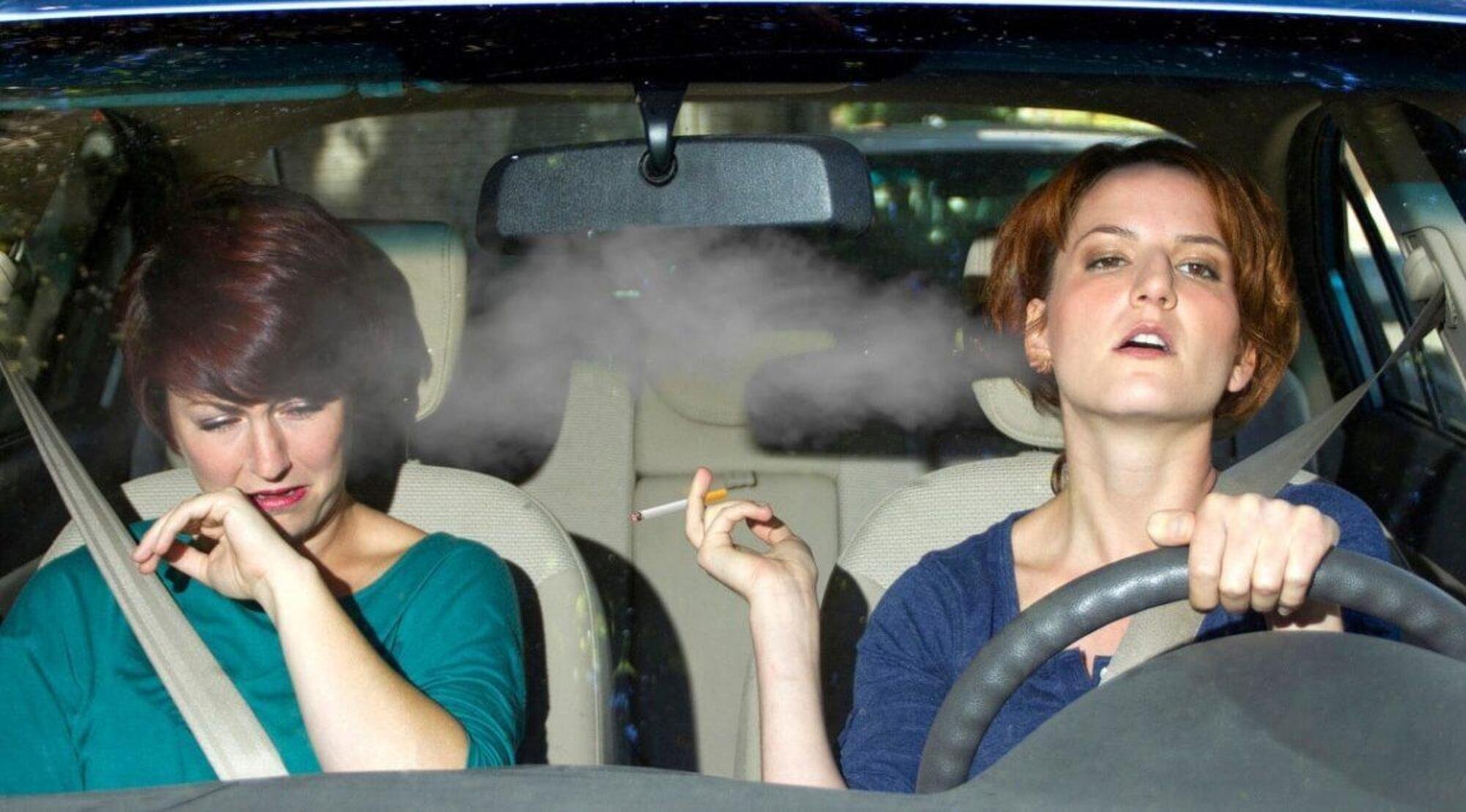 Basta fumo di sigarette in auto (e fuori): Milano capofila delle limitazioni 
