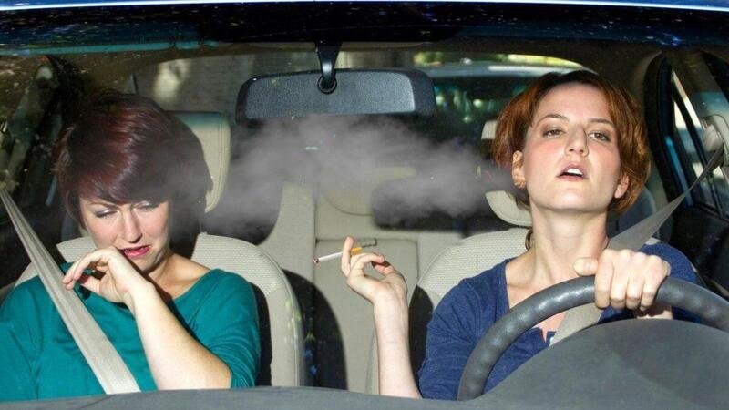 Basta fumo di sigarette in auto (e fuori): Milano capofila delle limitazioni 