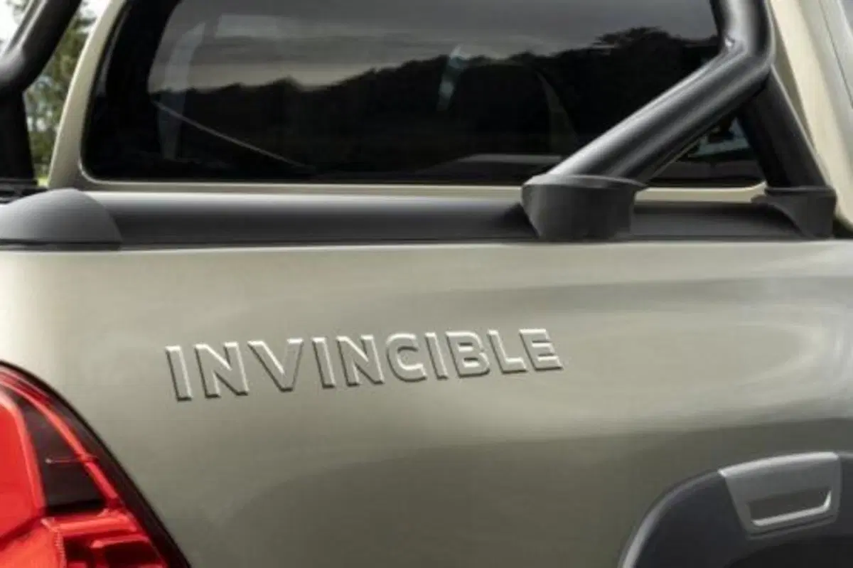 Toyota HILUX 2020 | Restyling per il pickup ora con 204 CV e allestimento Invincible (11)