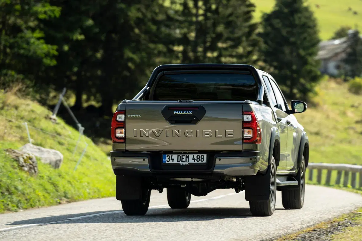 Toyota HILUX 2020 | Restyling per il pickup ora con 204 CV e allestimento Invincible (5)