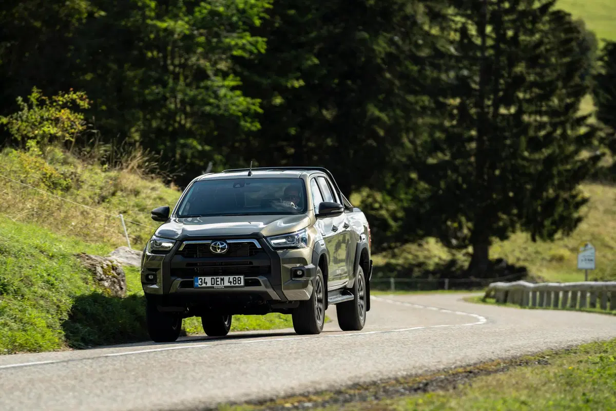 Toyota HILUX 2020 | Restyling per il pickup ora con 204 CV e allestimento Invincible (7)