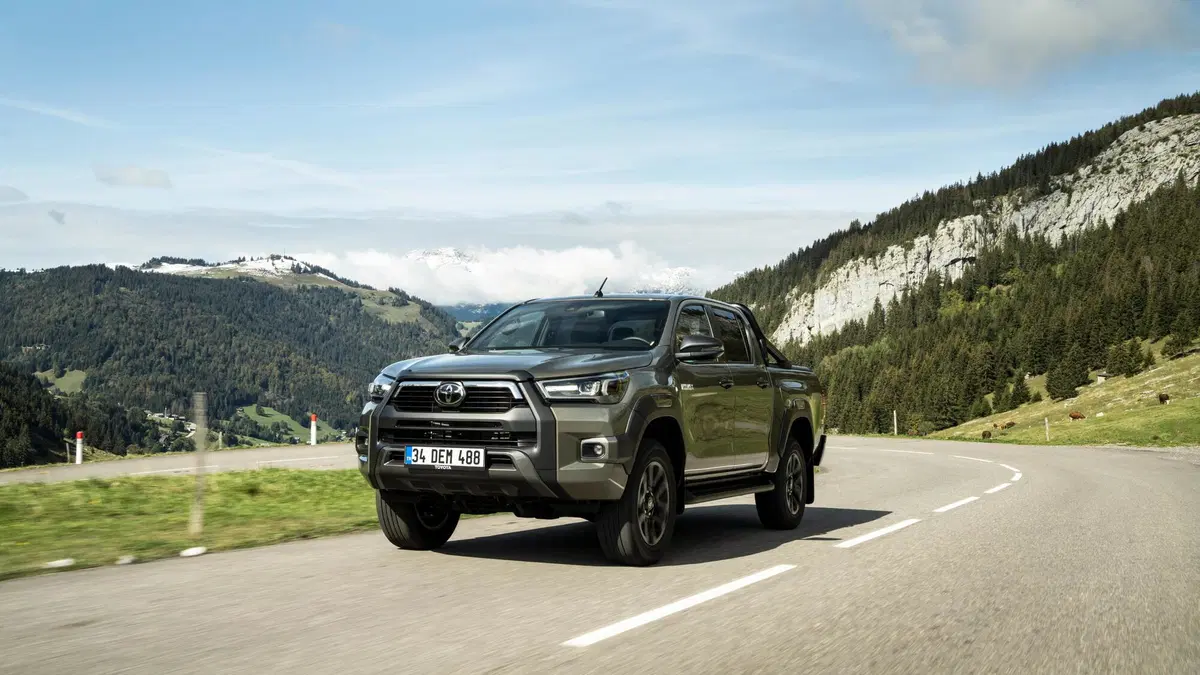 Toyota HILUX 2020 | Restyling per il pickup ora con 204 CV e allestimento Invincible (3)