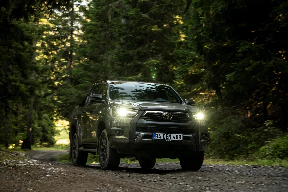 Toyota HILUX 2020 | Restyling per il pickup ora con 204 CV e allestimento Invincible (10)