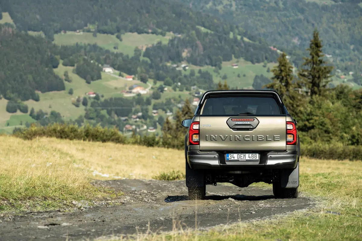 Toyota HILUX 2020 | Restyling per il pickup ora con 204 CV e allestimento Invincible (8)