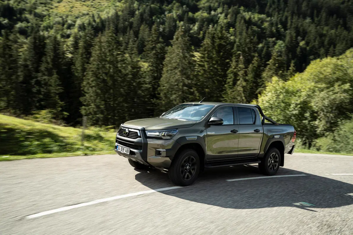 Toyota HILUX 2020 | Restyling per il pickup ora con 204 CV e allestimento Invincible (2)