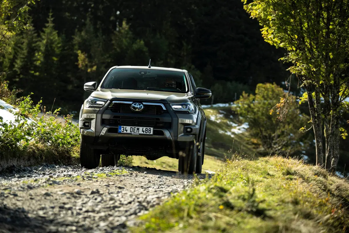 Toyota HILUX 2020 | Restyling per il pickup ora con 204 CV e allestimento Invincible (4)