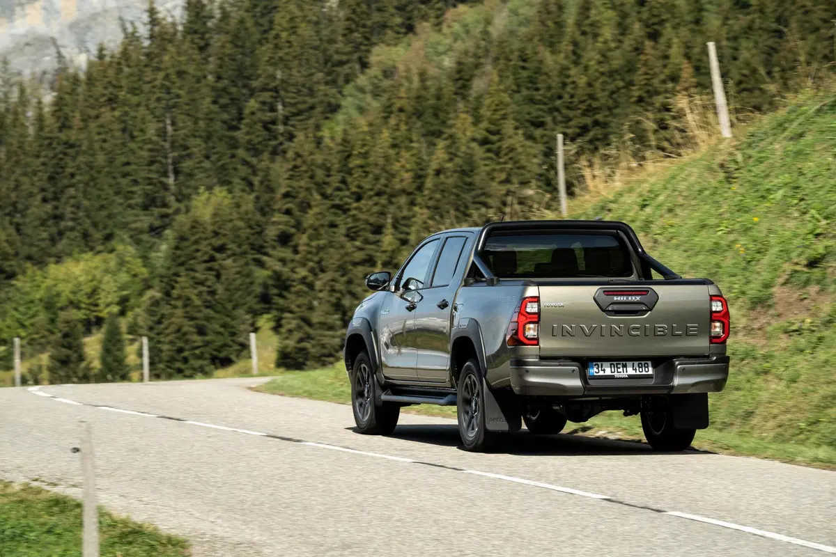 Toyota HILUX 2020 | Restyling per il pickup ora con 204 CV e allestimento Invincible (6)