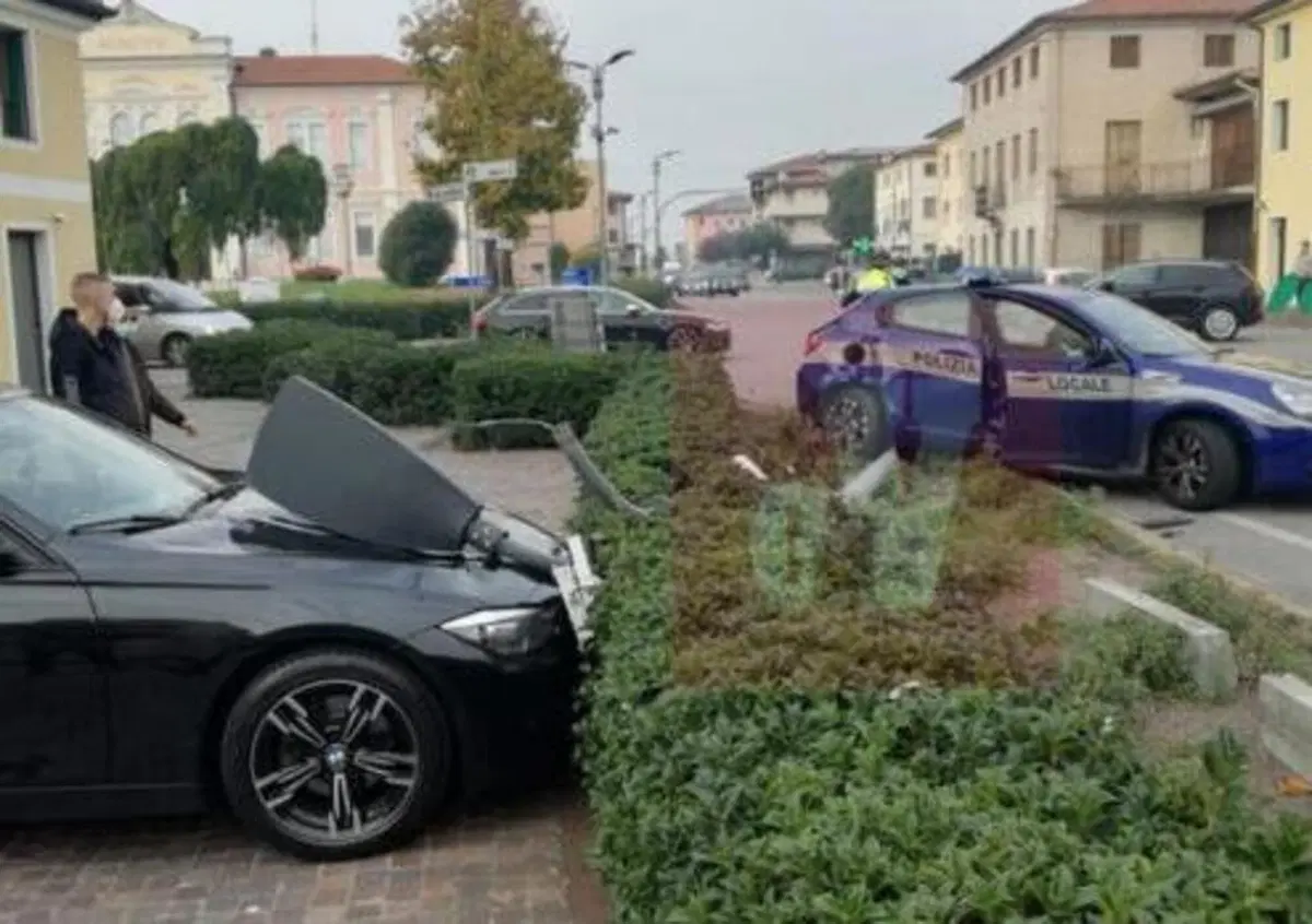 Inseguimento in centro, ma la Polizia Locale si schianta all&rsquo;incrocio 