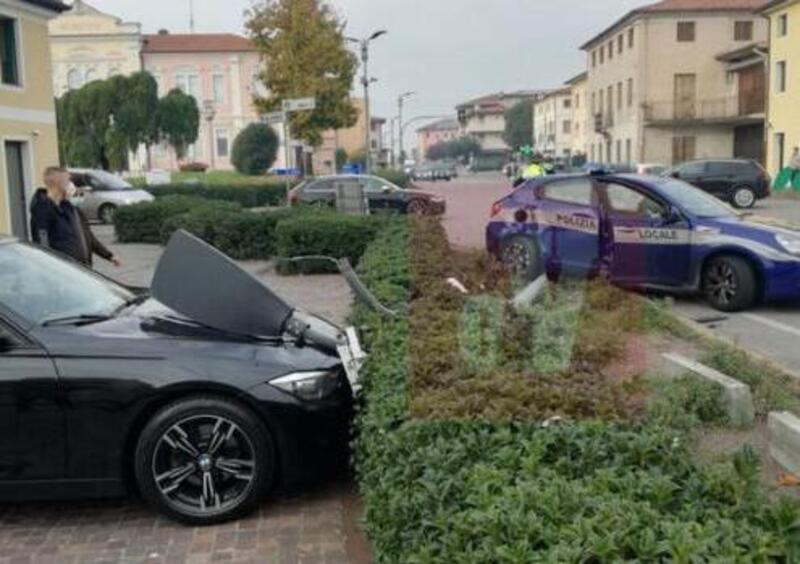 Inseguimento in centro, ma la Polizia Locale si schianta all&rsquo;incrocio 