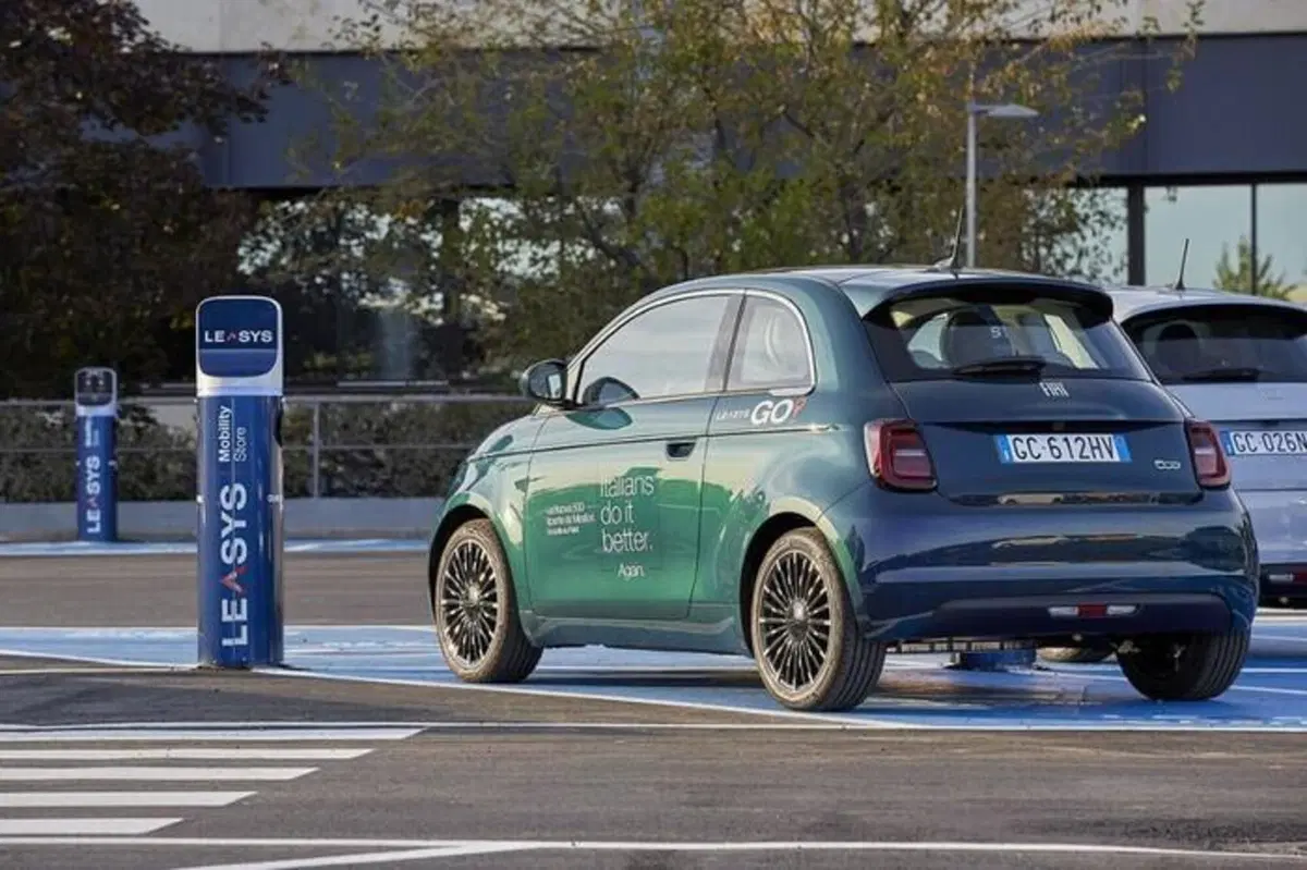La nuova Fiat 500 elettrica si "prende" anche su Amazon: pronto lo sharing [2 ore al mese incluse]