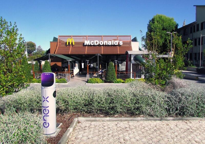 L&#039;auto elettrica si ricarica da McDonald&#039;s con Enel X