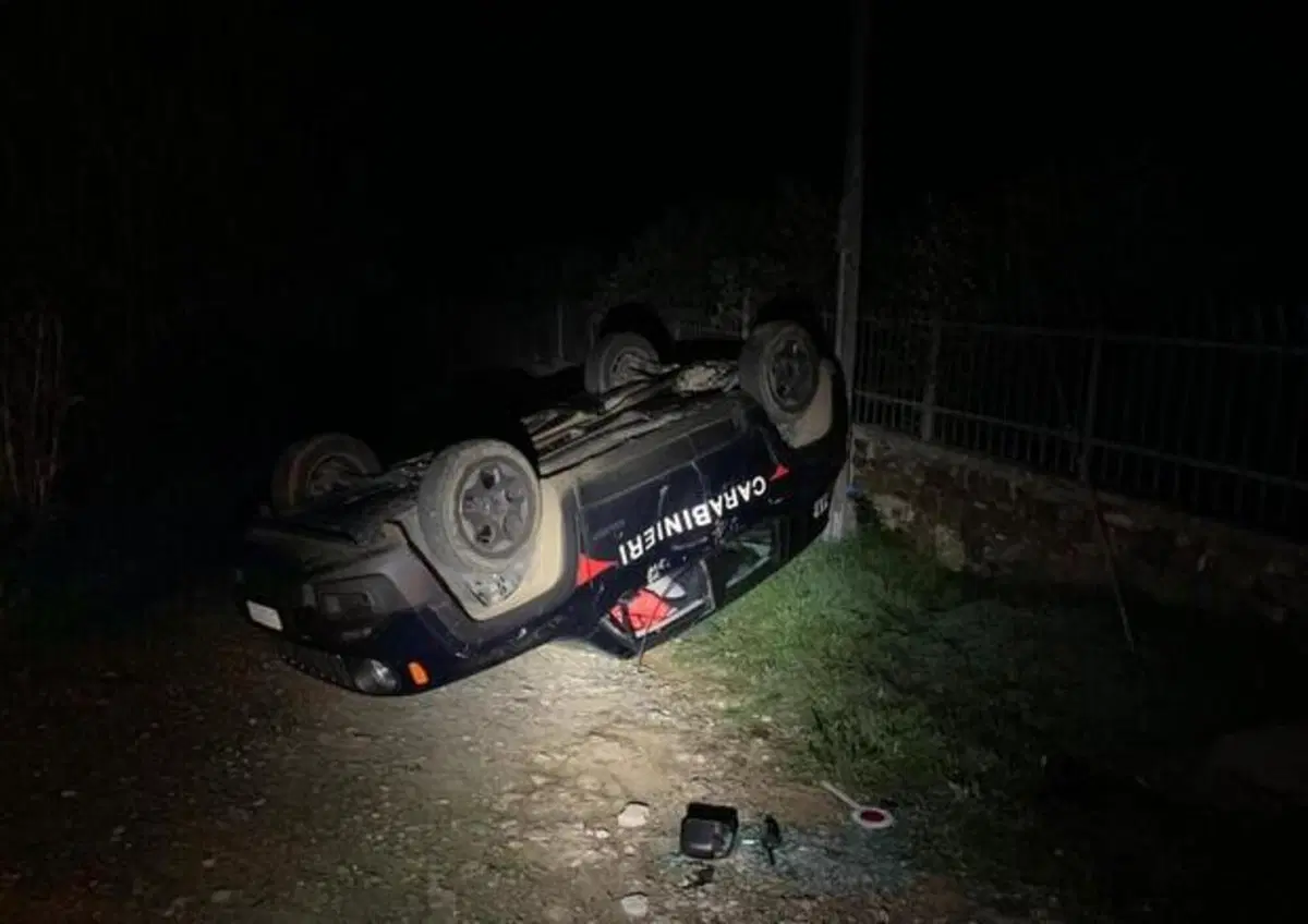 Gli ritirano la patente, noto chef torna con la ruspa e ribalta auto dei carabinieri