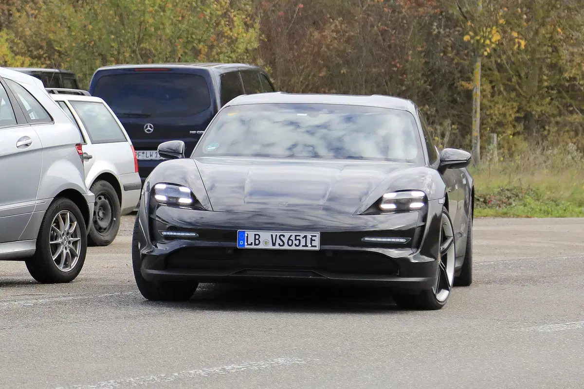 Porsche Taycan Sport Turismo, le foto spia (4)