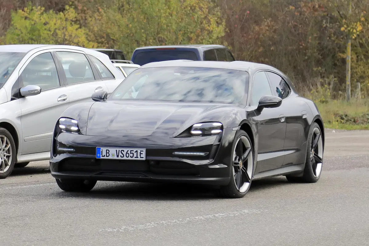 Porsche Taycan Sport Turismo, le foto spia (5)