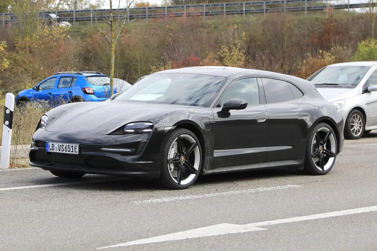 Porsche Taycan Sport Turismo, le foto spia (7)