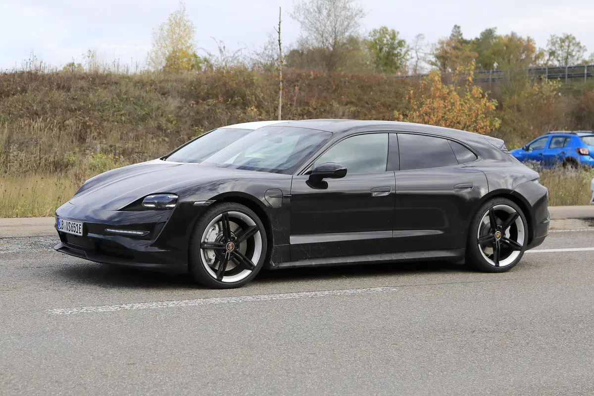 Porsche Taycan Sport Turismo, le foto spia (3)