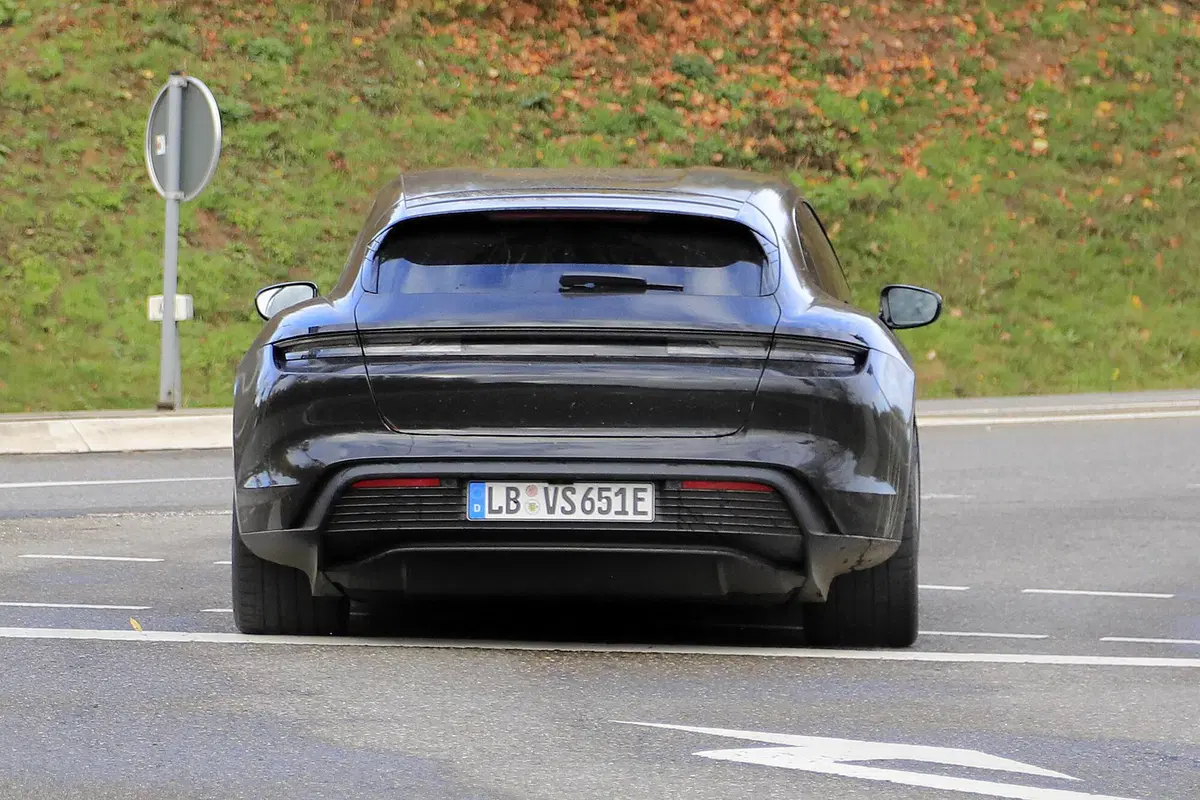 Porsche Taycan Sport Turismo, le foto spia (8)