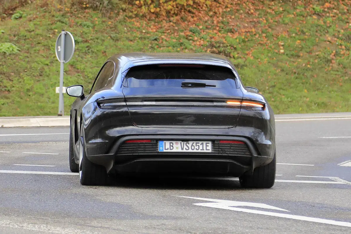 Porsche Taycan Sport Turismo, le foto spia (9)