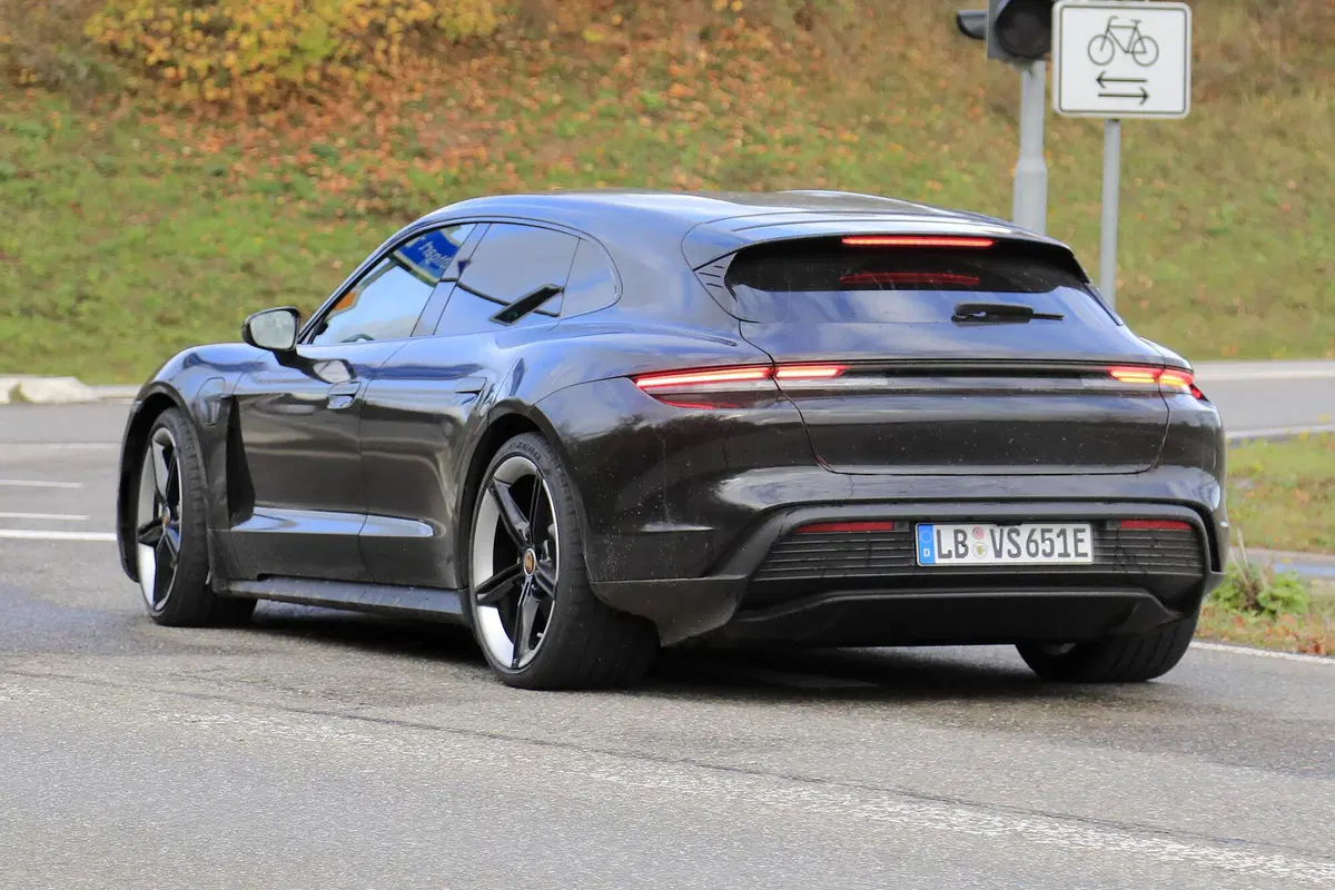 Porsche Taycan Sport Turismo, le foto spia (10)