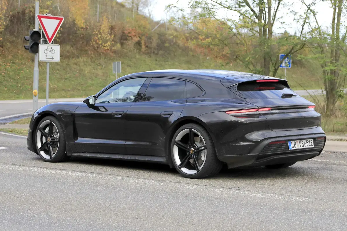 Porsche Taycan Sport Turismo, le foto spia (11)