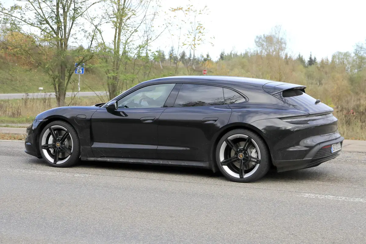 Porsche Taycan Sport Turismo, le foto spia (12)