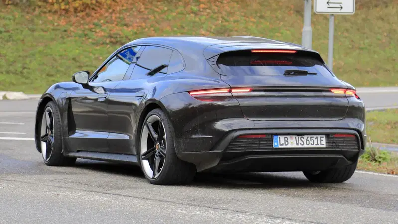 Porsche Taycan Sport Turismo, le foto spia