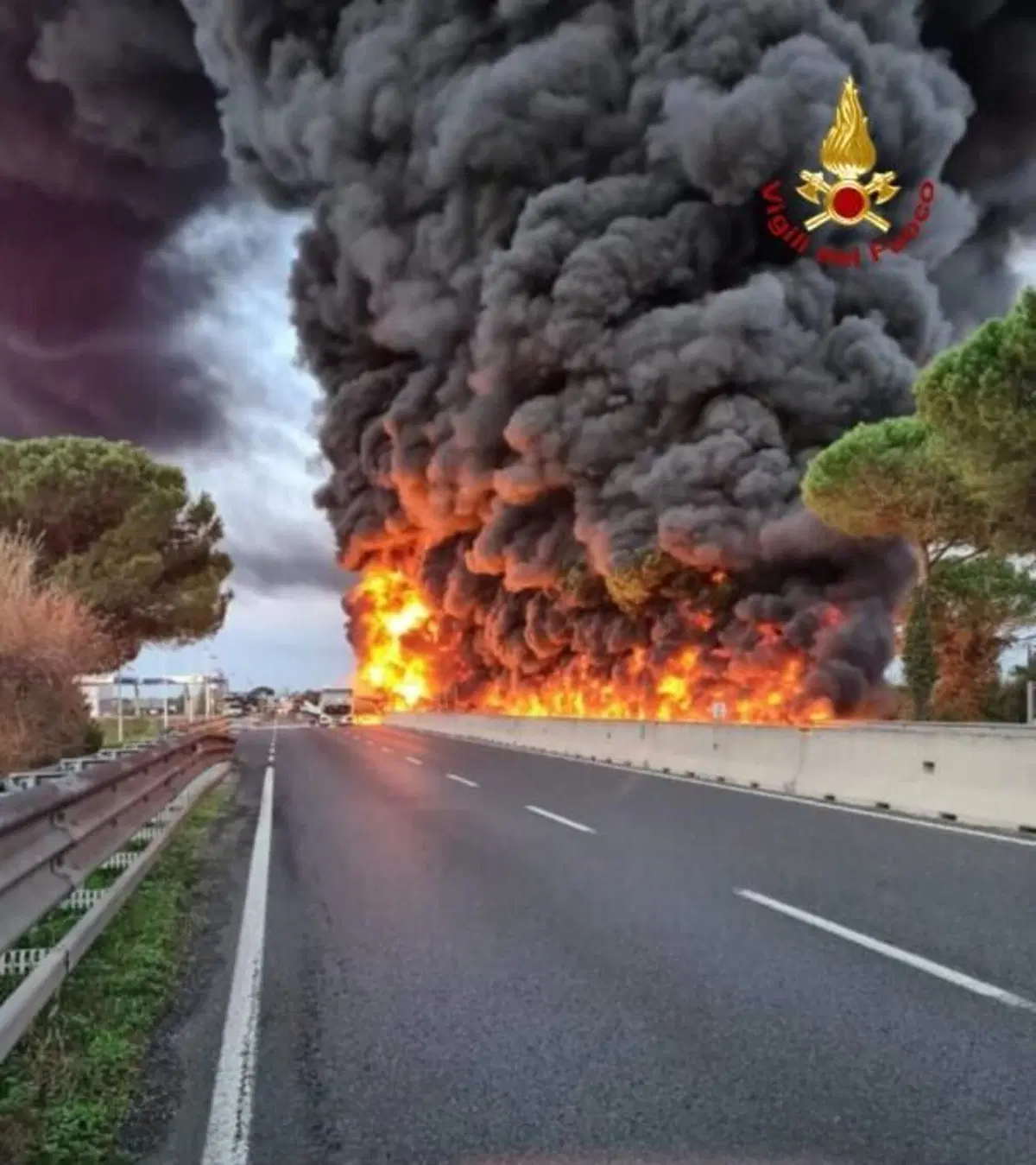 Autocisterna in fiamme sulla superstrada FiPiLi