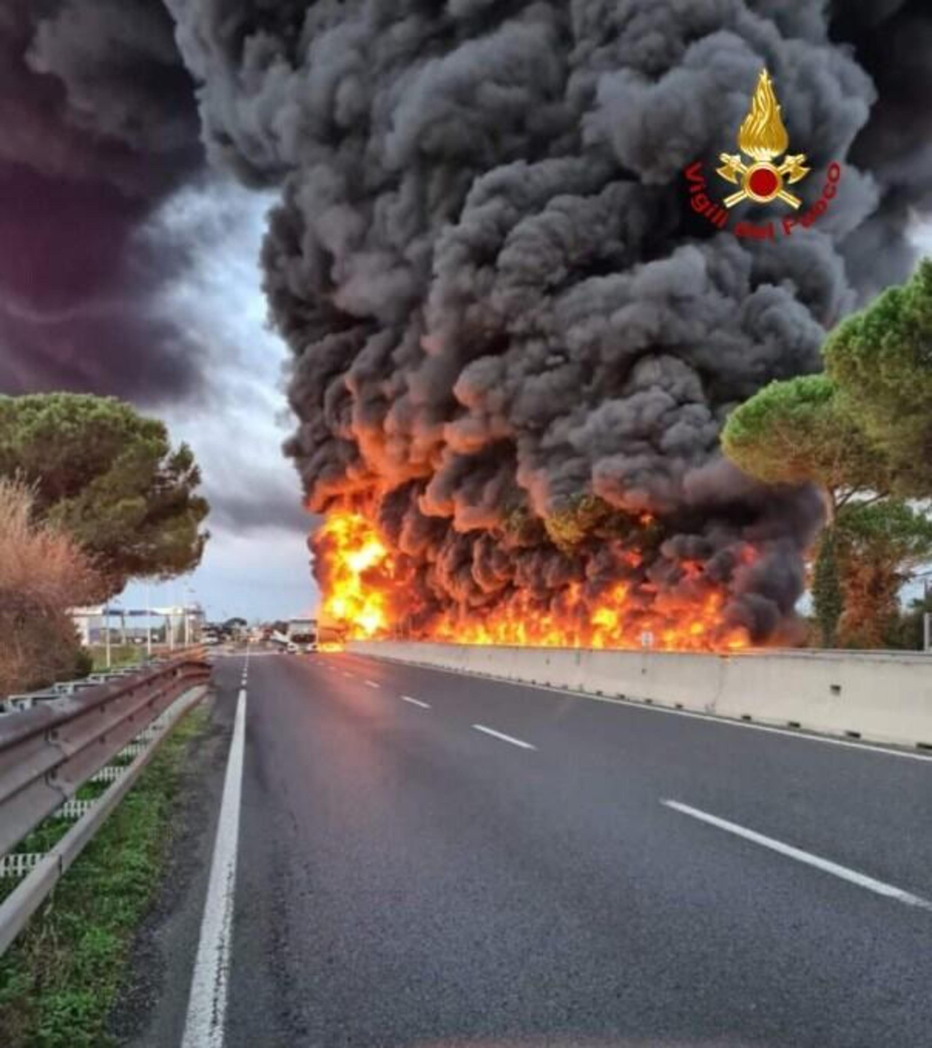 Autocisterna in fiamme sulla superstrada FiPiLi