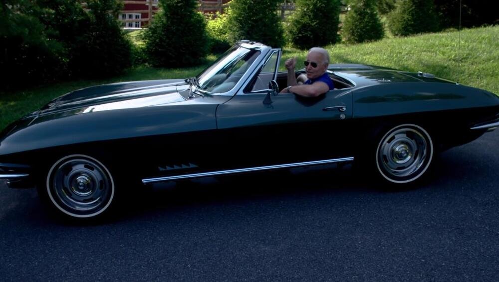 Joe Biden posa sulla Corvette che gli &egrave; stata regalata dal padre nel 1967.  &quot;La amo. Quello che mi piace di pi&ugrave; &egrave; la sensazione di controllo completo&quot;