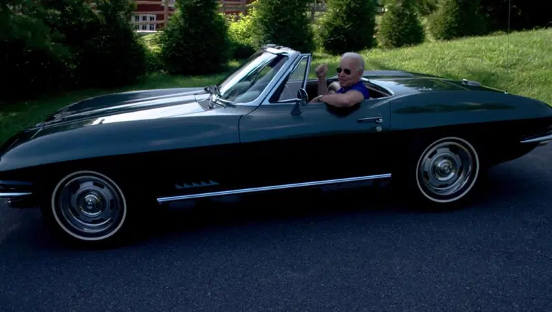 Joe Biden posa sulla Corvette che gli &egrave; stata regalata dal padre nel 1967.  "La amo. Quello che mi piace di pi&ugrave; &egrave; la sensazione di controllo completo"