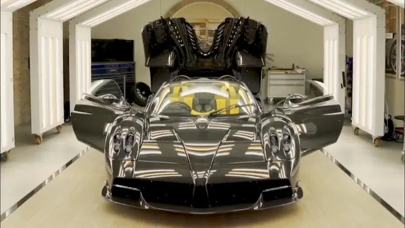 Ecco l'ultima Pagani Huayra Roadster catturata appena nata (in video) 