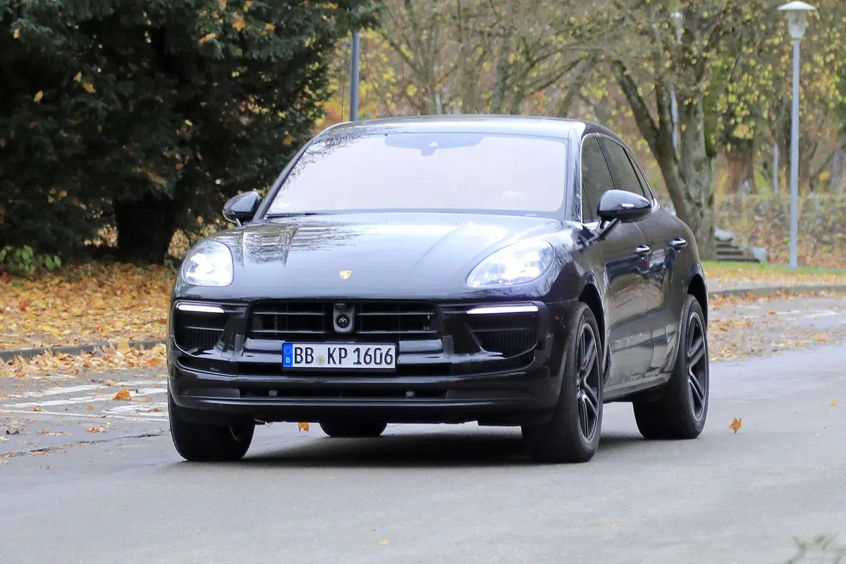 Porsche Macan restyling, le foto spia (2)