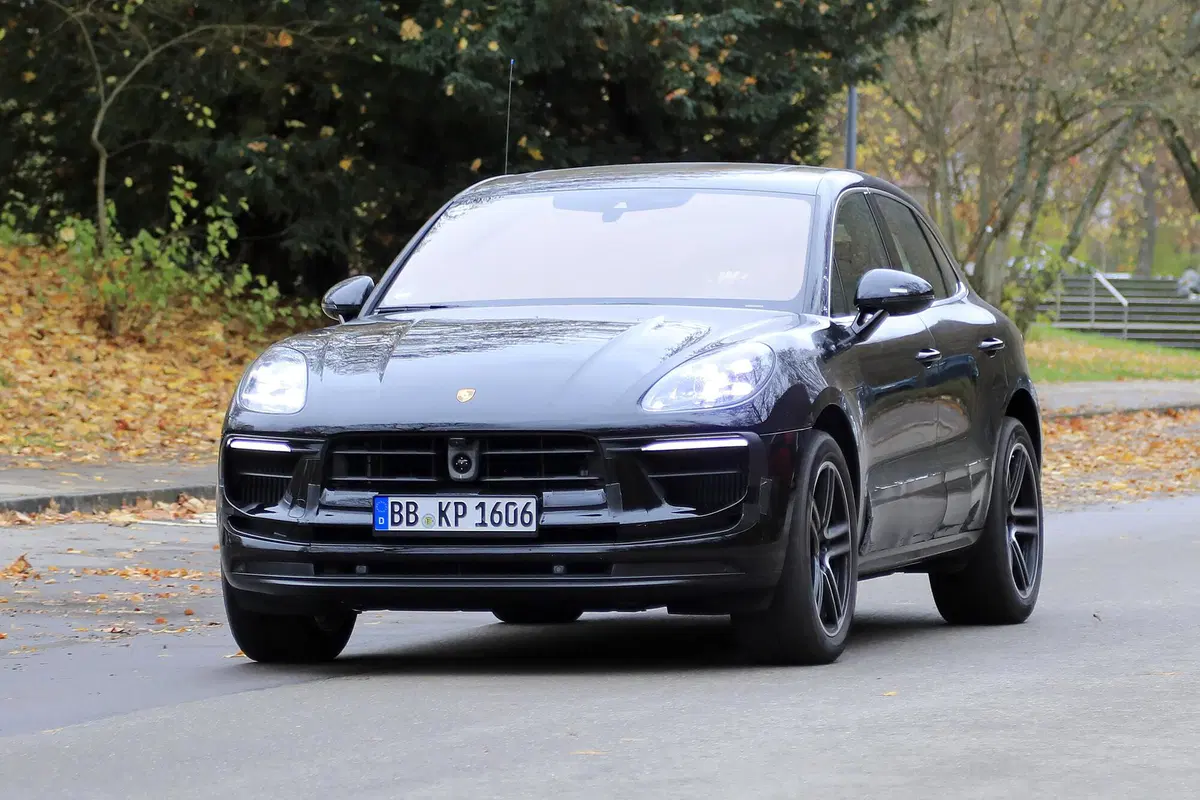 Porsche Macan restyling, le foto spia (3)